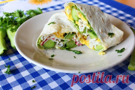 Рулет из лаваша с крабовыми палочками и огурцом