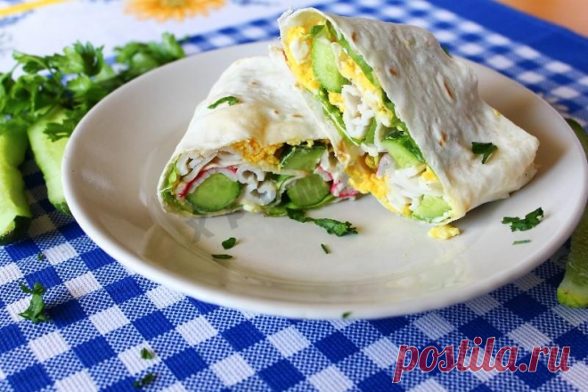 Рулет из лаваша с крабовыми палочками и огурцом