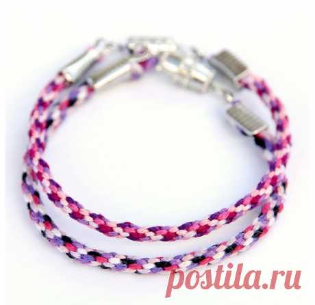 Плетеный браслет из ниток