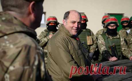 Уоллес объяснил, зачем нужны дискуссии об отправке войск на Украину. Лондон должен допускать отправку армии на Украину, чтобы «заставить гадать противника» о своих планах, ведь двусмысленность — часть сдерживания, уверен экс-министр обороны Уоллес. Москва предупреждала об опасности таких инициатив