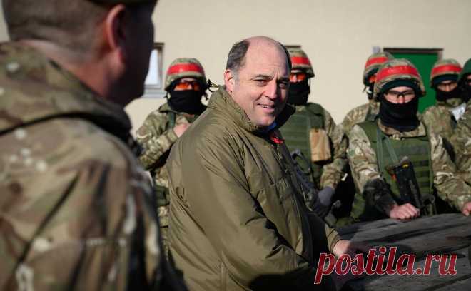 Уоллес объяснил, зачем нужны дискуссии об отправке войск на Украину. Лондон должен допускать отправку армии на Украину, чтобы «заставить гадать противника» о своих планах, ведь двусмысленность — часть сдерживания, уверен экс-министр обороны Уоллес. Москва предупреждала об опасности таких инициатив