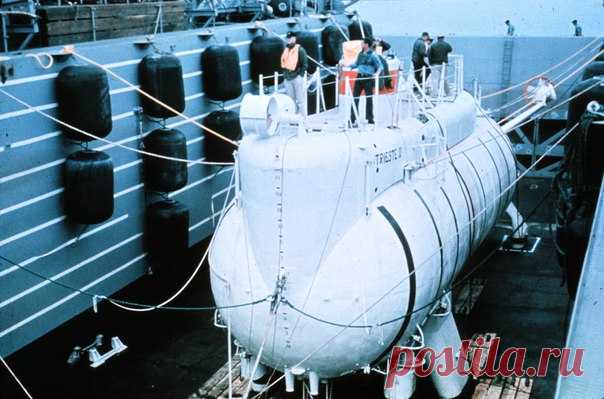 23 января 1960 года Жаку Пикару и Дону Уолшу первыми удалось совершить погружение в бездну. На батискафе «Триест» они достигли отметки в 10 912 метров. О других покорениях человека можно прочитать в нашей подборке самых громких рекордов в истории.