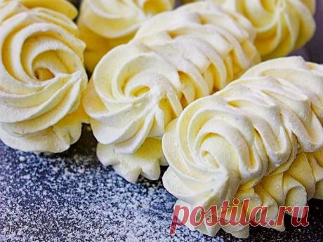 Банановый зефир 🍌 в домашних условиях Какой бы зефир я не готовила, а в моей семье банановый 🍌 в фаворитах уже целый год. 🥰 Рецепт по классической технологии в домашних условиях с вливанием сиропа во взбитые белки с двумя видами пюре (яблочным и из бананов).