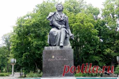 В Киеве снесли памятник Александру Пушкину. Ранее памятник Александру Пушкину в Киеве осквернили, облив его красной краской.