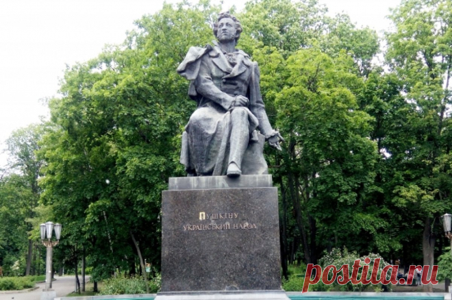 В Киеве снесли памятник Александру Пушкину. Ранее памятник Александру Пушкину в Киеве осквернили, облив его красной краской.