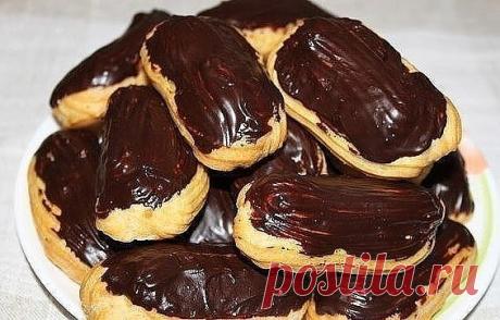 Готовим вкусные домашние Эклеры

Вам потребуется:

Для заварного теста:
- 3 яйца
- 75 г сливочного масла
- 95 г просеянной муки
- щепотка соли
- 215 мл воды

Для заварного крема:
- 500 мл молока
- 180 г сахара
- 3 желтка
- 40 г муки
- 1 ч.л. ванильного сахара

Как готовить:

1. В кастрюлю с толстым дном положить масло и влить 215 мл води. Довести до кипения так, чтобы к тому моменту, когда вода закипит, масло уже полностью растворилось.

2. Когда жидкость закипит, всыпать ...