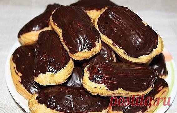 Готовим вкусные домашние Эклеры

Вам потребуется:

Для заварного теста:
- 3 яйца
- 75 г сливочного масла
- 95 г просеянной муки
- щепотка соли
- 215 мл воды

Для заварного крема:
- 500 мл молока
- 180 г сахара
- 3 желтка
- 40 г муки
- 1 ч.л. ванильного сахара

Как готовить:

1. В кастрюлю с толстым дном положить масло и влить 215 мл води. Довести до кипения так, чтобы к тому моменту, когда вода закипит, масло уже полностью растворилось.

2. Когда жидкость закипит, всыпать ...