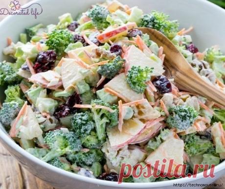 Овощной салат с брокколи 
на 100грамм - 27.77 ккалБ/Ж/У - 2.29/0.41/4.89 

Ингредиенты: 
Брокколи – 500 г 
Огурец – 2 шт 
Морковь – 2 шт 
Сельдерей – 2 пучка 
Зелень, соль – по вкусу 
Йогурт натуральный - 4 ст. л 

Приготовление: 
Капусту разделить на соцветия. Огурцы вымыть и также нарезать небольшими кусочками. Морковь натереть на крупной терке, предварительно очистив и вымыв. Сельдерей и зелень порубить. Смешать все заранее подготовленные ингредиенты, заправить йогуртом...