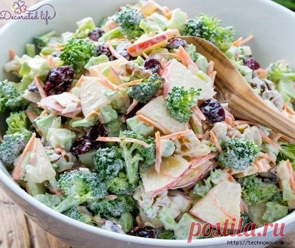 Овощной салат с брокколи 
на 100грамм - 27.77 ккалБ/Ж/У - 2.29/0.41/4.89 

Ингредиенты: 
Брокколи – 500 г 
Огурец – 2 шт 
Морковь – 2 шт 
Сельдерей – 2 пучка 
Зелень, соль – по вкусу 
Йогурт натуральный - 4 ст. л 

Приготовление: 
Капусту разделить на соцветия. Огурцы вымыть и также нарезать небольшими кусочками. Морковь натереть на крупной терке, предварительно очистив и вымыв. Сельдерей и зелень порубить. Смешать все заранее подготовленные ингредиенты, заправить йогуртом...