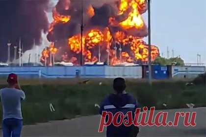 В Ростовской области уже шестые сутки горит нефтебаза. ВСУ бьют по ней дронами, чтобы подорвать цистерны с керосином