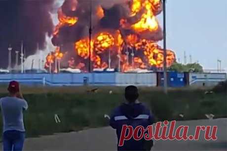 В Ростовской области уже шестые сутки горит нефтебаза. ВСУ бьют по ней дронами, чтобы подорвать цистерны с керосином