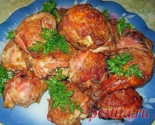 Курица маринованная в кефире

Ингредиенты:
кефир,
куриные бедра,
картофель,
специи,
соль, перец,
чеснок,
томаты,

Приготовление:

В первую очередь делаем маринад. Мелко режем чесночок, добавляем его в кефир, солим, добавляем перец и специи.
Бедра маринуем в течении минут 20-25.
Картофель чистим, режем дольками. Укладываем его в форму для запекания, добавляем оливковое масло, соль,перец, специи.
Сверху на картофель выкладываем курицу и заливаем остатками маринада.
Зубчики ч...