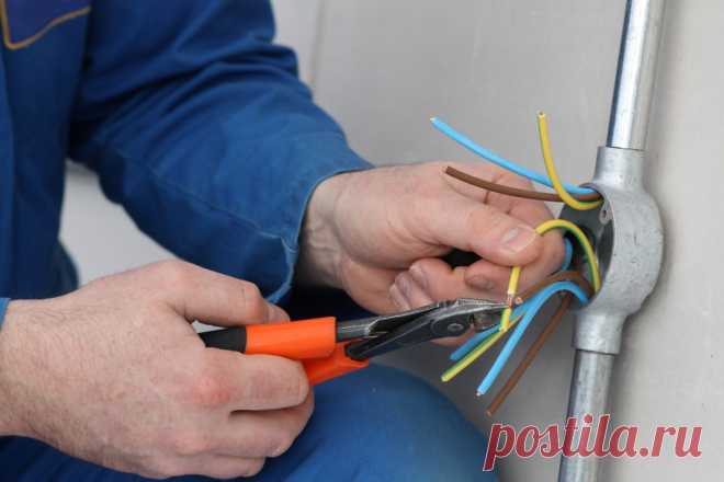 Цены и стоимость электромонтажных работ
Расценки на электромонтажные работы, выполняемые компанией «Электрики ПРОФИ». Стоимость услуг актуальна в 2019 году. Изучив их, Вы будете иметь общее представление стоимости электромонтажа и всех электромонтажных работ и убедитесь, что наши цены ниже среднерыночных. Весь спектр услуг от наших электриков - от прокладки электропроводки и заканчивая монтажом розетки.