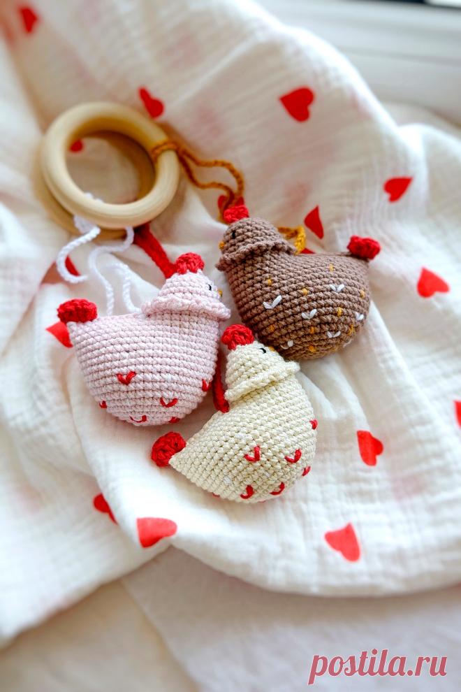 PDF Погремушка Курочка крючком. FREE crochet pattern; Аmigurumi chiken patterns. Амигуруми схемы и описания на русском. Вязаные игрушки и поделки своими руками #amimore - маленькая погремушка в виде курочки, курица из обычной пряжи, домашняя птица, детская игрушка