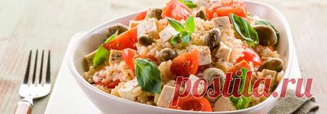 Овощной салат с рисом и сыром тофу • Рецепт Восхитительно вкусный и ароматный овощной салат с рисом и сыром тофу. Приготовьте очень сытный салат с помидорами, капустой брокколи, болгарским сладким перцем, оливками и имбирем.