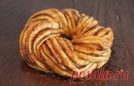 Эстонская выпечка с корицей.
Я очень люблю всевозможную выпечку с корицей, но этот рецепт, найденный совершенно случайно на просторах интернета, всегда будет моим любимым! Хрустящая сладкая корочка снаружи и мягкое, тающее во рту, тесто с невероятным запахом корицы внутри. Казалось бы, булочками с корицей уже никого не удивишь, но эта выпечка выглядит настолько необычно, что можно подавать ее как к семейному ужину, так и к праздничному столу!
Ингредиенты:
► Сахар-песок 76 г
► Молоко 120 мл
►
