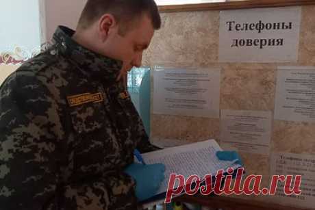 В российской школе ученик с ножом напал на одноклассника. В Пермском крае школьник напал с ножом на одноклассника. Инцидент произошел 6 апреля в школе села Асово Березовского муниципального района. Ученик пришел на уроки с ножом и нанес повреждение другому учащемуся. Мотив подростка неизвестен. В настоящий момент следователи проводят проверку по факту произошедшего.