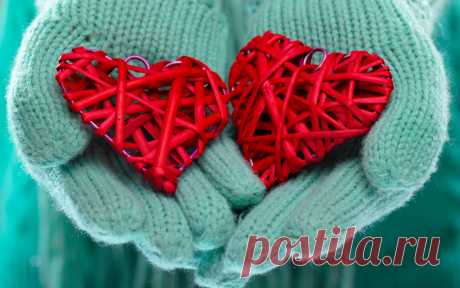 Скачать обои руки, варежки, сердце, зима, любовь, hands, love, heart, winter, раздел настроения в разрешении 1280x800