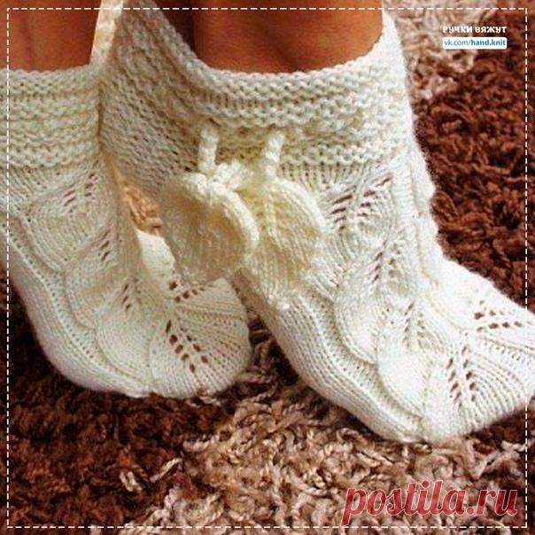 Милые следочки.
Ажурные, красивые! 

 Описание:
Набираем 48 петель, распределяем на 4 спицы и вяжем:
1 ряд – лицевыми петлями;
2 ряд – изнаночными петлями;
3 ряд – лицевыми петлями;
4 ряд – изнаночными петлями;
5 и 6 ряды – вяжем по кругу лицевыми петлями;
7 ряд – лицевыми петлями;
8 ряд – изнаночными петлями;
9 ряд – лицевыми петлями;
10 ряд – изнаночными петлями;
11 и 12 ряды – вяжем по кругу лицевыми петлями;
13 ряд – делаем дырочки для шнурков: *накид; 2 вместе лицевой...
