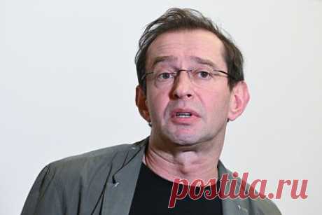 Панин назвал Хабенского мерзавцем из-за увольнения Назарова. Актер Алексей Панин раскритиковал худрука МХТ имени Чехова Константина Хабенского и назвал его мерзавцем. Причиной недовольства Панина послужило увольнение артиста Дмитрия Назарова из театра. «Как это можно объяснить? Я не знаю… Надо быть абсолютным мерзавцем, чтобы так себя повести», — сказал он.