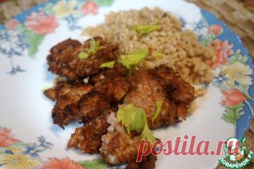 Котлетки куриные рубленые. Рецепт отличается от тех, что есть на сайте. Эти котлеты хочется называть именно так: котлетки. Они такие сочные и нежные, что просят уменьшительного суффикса. Рубленый фарш наиболее достоверно сообщает конечному продукту натуральный вкус мяса. Дополнительные привычные (иногда не совсем привычные) ингредиенты этот вкус дополняют и украшают.
 В качестве исходного продукта я взял филе куриного бедра. Оно сочнее, чем грудка. А белый хлеб вымачивал не в молоке, не в…