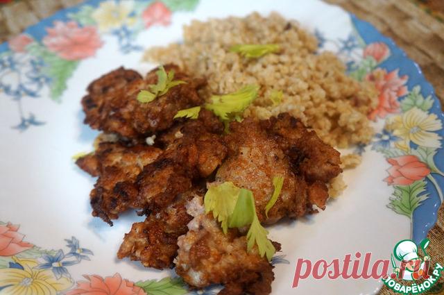 Котлетки куриные рубленые. Рецепт отличается от тех, что есть на сайте. Эти котлеты хочется называть именно так: котлетки. Они такие сочные и нежные, что просят уменьшительного суффикса. Рубленый фарш наиболее достоверно сообщает конечному продукту натуральный вкус мяса. Дополнительные привычные (иногда не совсем привычные) ингредиенты этот вкус дополняют и украшают.
 В качестве исходного продукта я взял филе куриного бедра. Оно сочнее, чем грудка. А белый хлеб вымачивал не в молоке, не в…