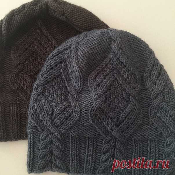 Шапочка с рельефным ромбом - схема и описание.
Связали, поделитесь отзывом в комментариях

автор шапки mariza_handmade

Шапочка вяжется по кругу. Раппорт узора 19 петель следовательно, связав образец, рассчитав сколько петель вам нужно на ваш размер, округляем это количество так, чтобы оно было кратно 19. +1 петля для того, чтобы сомкнуть наборный ряд в круг.
Высота шапочки определяется расчётами.
Убавки совершаются в той части узора, где изнаночная гладь, между косами, ра...