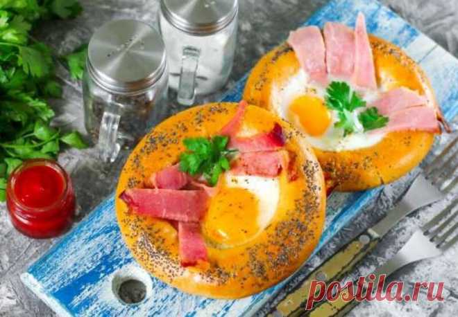 Яичница В Бублике Рецепт За (10) Минут Вкусная и оригинальная яичница в бублике на сковороде. Готовится просто и быстро, получается красивой в необычном оформлении!