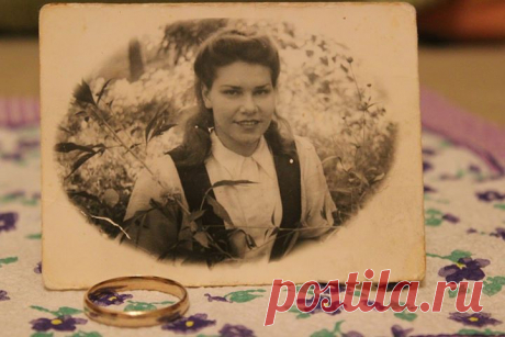 Продолжаем марафон #морщинкинабабулиномлице. Слово Алёне Тыриной: - #морщинкинабабулиномлице Сегодня день рождения моей бабушки Марии. Ей было бы 92 года. Бабулечка, мы тебя любим. В день, когда ушла бабушка, было очень тепло и осенний день не был похож на осенний… Я специально пишу «ушла». Не люблю слово «умерла». Да и кто может его любить? Я где-то слышала, что люди старшего поколения не случайно уходят из семей… Они освобождают место для своих правнуков. Возможно, глупость, но у нас…