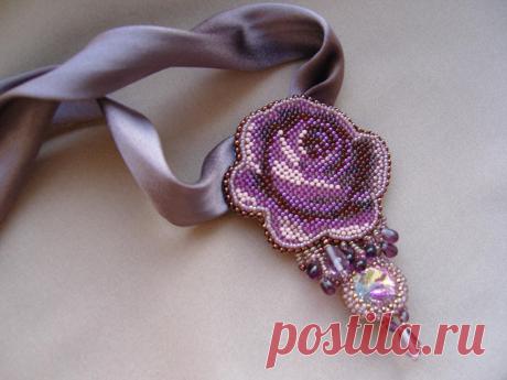 Кулон &quot;Пурпурная роза&quot; | biser.info - всё о бисере и бисерном творчестве