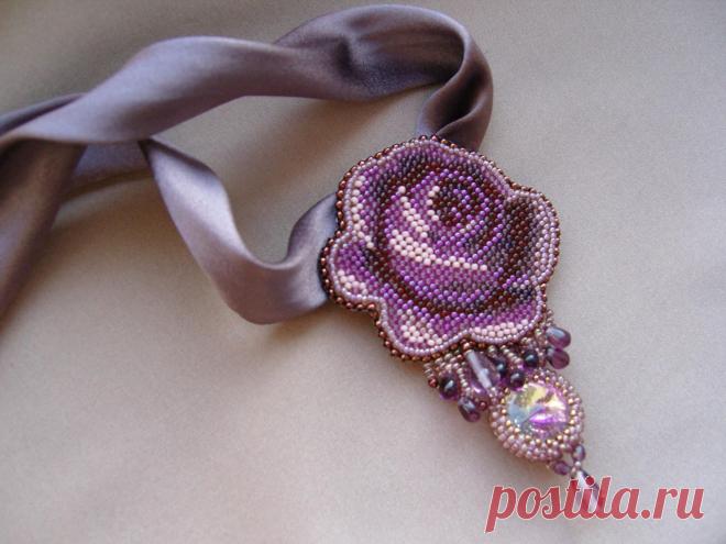 Кулон "Пурпурная роза" | biser.info - всё о бисере и бисерном творчестве