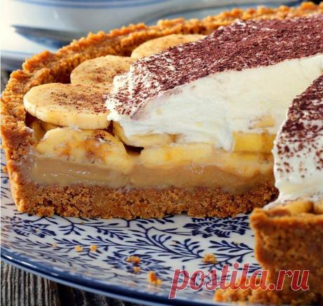 Баноффи пай - рецепт английского торта без выпечки - Пошаговые рецепты без мяса, без дрожжей, без муки, без яиц Английский классический пирог баноффи (Banoffee)! Восхитительно слоеный десер: хрустящее основание, варенная сгущёнка и нарезанные спелые бананы, покрытые пушистыми взбитыми сливками, посыпанными какао-порошком.