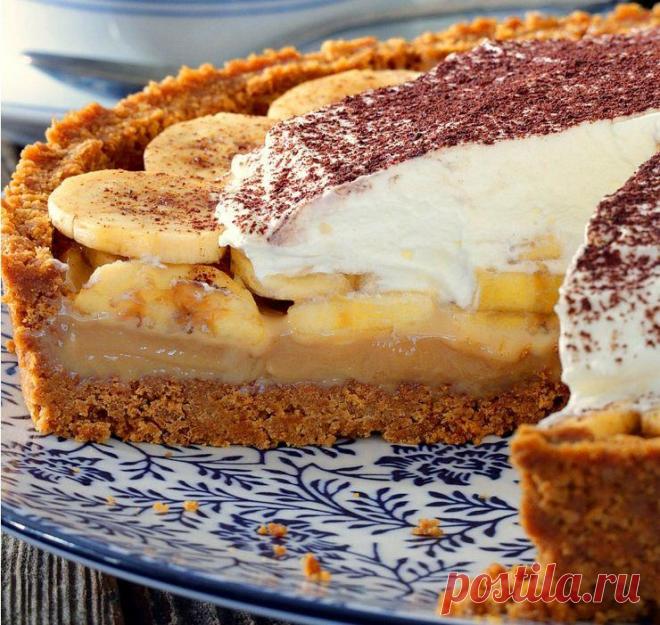 Баноффи пай - рецепт английского торта без выпечки - Пошаговые рецепты без мяса, без дрожжей, без муки, без яиц Английский классический пирог баноффи (Banoffee)! Восхитительно слоеный десер: хрустящее основание, варенная сгущёнка и нарезанные спелые бананы, покрытые пушистыми взбитыми сливками, посыпанными какао-порошком.