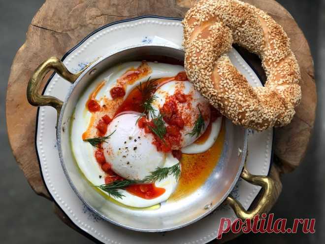 Рецепты лучших блюд московских ресторанов: турецкая яичница из Remy Kitchen&Bakery | СысоевFM | Яндекс Дзен