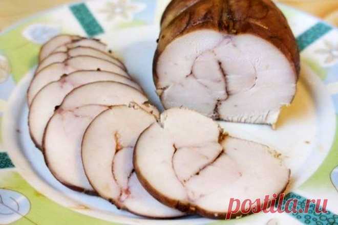 Пастрома из куриной грудки в домашних условиях рецепт с фото пошаговое В нашем меню - пастрома из куриной грудки. На праздничном столе обязательно должна присутствовать мясная нарезка. Пастрома - это идеальная замена покупной колбасе. Сочное, нежное, ароматное и невероятно вкусное мясо станет идеальным дополнением к многочисленным салатам и горячим блюдам. Очень вкусно, красиво и просто. Смотрим, как приготовить куриную пастрому в домашних условиях...