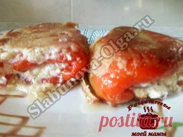 Перец фаршированный творогом с сыром в кляре Дорогие читатели! Перец фаршированный творогом с сыром в кляре, блюдо для тех, кто любит болгарский перец и блюда из него. Сочная начинка из творога и сыра, хрустящая корочка порадует вас своим вкусом. Готовим вместе. ИНГРЕДИЕНТЫ: 4-5 болгарских перцев 100 г твердого сыра 150 г творога 3 куриных яйца 1 головка лука панировочные сухари черный молотый …