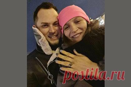 Ставший Джонни Деппом россиянин решил жениться на петербургской Джоли. В Санкт-Петербурге сменивший имя россиянин решил жениться на петербургской Анджелине Джоли. 34-летний художник и дизайнер Игорь Ректор стал Деппом Джони Евгеньевичем, а его избранница, 27-летний психолог Екатерина Кирпичникова — Джоли Анджелиной Алексеевной. Свадьба запланирована на 8 сентября.