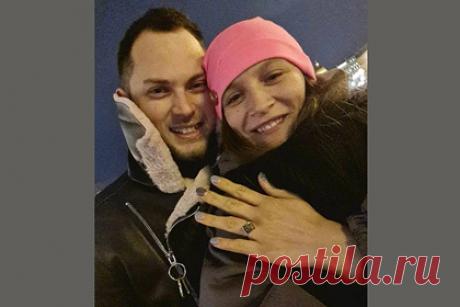 Ставший Джонни Деппом россиянин решил жениться на петербургской Джоли. В Санкт-Петербурге сменивший имя россиянин решил жениться на петербургской Анджелине Джоли. 34-летний художник и дизайнер Игорь Ректор стал Деппом Джони Евгеньевичем, а его избранница, 27-летний психолог Екатерина Кирпичникова — Джоли Анджелиной Алексеевной. Свадьба запланирована на 8 сентября.