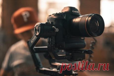 Названы причины страданий порноактеров. Знакомые работников порноиндустрии рассказали на форуме Reddit о неочевидных проблемах, связанных с этой профессиональной отраслью. Один из авторов комментариев заявил, что из-за стимулирующих эрекцию инъекций у мужчин-артистов случаются кровотечения, которые после приходится ретушировать.