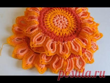 обвязываем первый ряд лепестков цветка у большого мотива