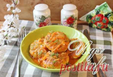 Биточки с подливкой как в столовой Вначале приготовим фарш. Мякоть свинины, предварительно вымыв, нарежем небольшими кусками и пропустим через мясорубку. Одну луковицу очистим, разрежем на несколько частей и тоже перекрутим в мясорубке. Булку, замоченную заранее, слегка отожмём и пропустим через мясорубку тоже. Все компоненты