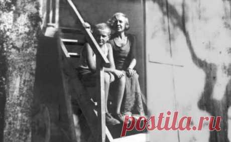 Письмо Марины Цветаевой детям, которое стоит прочесть взрослым
В 1938 году Марину Цветаеву попросили написать заметку для эмигрантского русскоязычного журнала. Прочтите это послание, не утратившее актуальности по сей день. Поэтесса писала эти строки в надежде, что их прочтут и родители. Милые дети! Я никогда о вас отдельно не думаю: я всегда думаю, что вы — люди или нелюди, — как мы. Но говорят: […]
Читай дальше на сайте. Жми подробнее ➡
