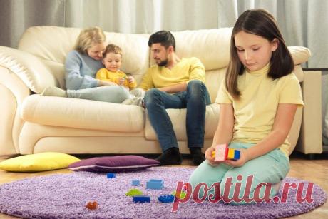 Мать-нарцисс: «Одного ребенка бью, другого люблю!»
Мама нарцисс: «Одного ребенка бью, другого люблю!» Нарциссизм, как психическое расстройство присуще и мужчинам и женщинам. В наше время это расстройство встречается довольно часто. Будет немало читателей, у которых мама оказалась с нарциссическим расстройством. Естественно, это оставило след в душе ребенка на всю жизнь. Кого-то такая мама не отпустила от себя. Хотя «ребеночку» уже за […]
Читай дальше на сайте. Жми подробнее ➡