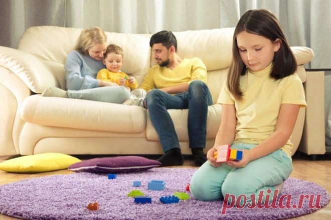 Мать-нарцисс: «Одного ребенка бью, другого люблю!»
Мама нарцисс: «Одного ребенка бью, другого люблю!» Нарциссизм, как психическое расстройство присуще и мужчинам и женщинам. В наше время это расстройство встречается довольно часто. Будет немало читателей, у которых мама оказалась с нарциссическим расстройством. Естественно, это оставило след в душе ребенка на всю жизнь. Кого-то такая мама не отпустила от себя. Хотя «ребеночку» уже за […]
Читай дальше на сайте. Жми подробнее ➡