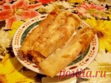 Сырные блинчики с соусом чили.