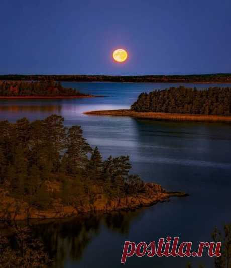 Мистическая и завораживающая Царица ночи 🌔
Лунная дорожка...космический луч....единение неба и земли, когда можно мечтать,верить в неземное и чудеса...как нежно и плавно стелется ночь...
Спокойствие, спокойствие и никаких волнений ,любуйтесь этой красотой , величием и силой.Неисследимы пути Господа Бога, сколько величественных мест и неизведанного на нашей планете..
ОЧЕНЬ КРАСИВОЕ СОЧЕТАНИЕ КРАСОК ПРИРОДЫ... ШЕДЕВР!!!