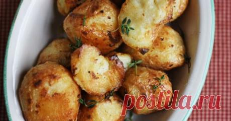 Невероятный кремовый запеченный картофель в духовке! - ibox.cafe Ингредиенты 1 кг картофеля 400 мл сливок 400 мл цельного молока 1 столовая ложка сливочного масла 3 лавровых листа 3 зубчика 5 черного перца ½ чайной ложки соли 3 зубчика чеснока, раздавленного задней частью ножа 1 веточка тимьяна 50 мл оливкового масла Предварительно разогрейте духовку до 160 ° C. Картофель очистить. Влейте сливки и молоко, полностью накрыв картофель, а затем добавьте сливочное масло, лавров...