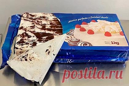 Двух американцев поймали за перевозку торта с кокаином. Полицейские изъяли у двоих американцев партию кокаина, замаскированную под орт. Стражи порядка получили наводку о транзите наркотика по территории штата, и остановили автомобиль предполагаемых перевозчиков. Преступники пытались замаскировать запах с помощью кофейной гущи.