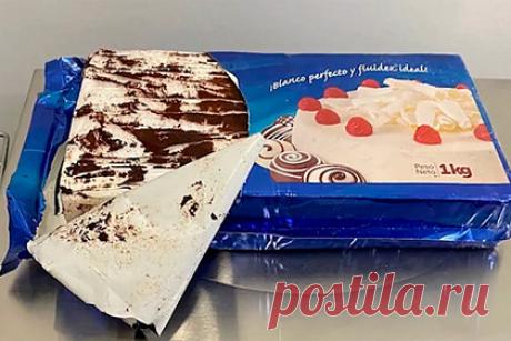 Двух американцев поймали за перевозку торта с кокаином. Полицейские изъяли у двоих американцев партию кокаина, замаскированную под орт. Стражи порядка получили наводку о транзите наркотика по территории штата, и остановили автомобиль предполагаемых перевозчиков. Преступники пытались замаскировать запах с помощью кофейной гущи.