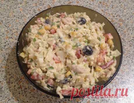 Салат из перца, курицы и капусты Рецепт приготовления салата из пекинской капусты, болгарского перца и курицы. Состав: 1 упаковка пекинской капусты 2 болгарский перец 150 грамм отварной куриной грудки 1 банка консервированной кукурузы 1 пучок зеленого лука 1 столовая ложка оливок 1 чайная ложка горчицы майонез для заправки черный перец по вкусу Приготовление: Курицу порезать кусочками. Лук помыть и мелко порезать. Оливки …